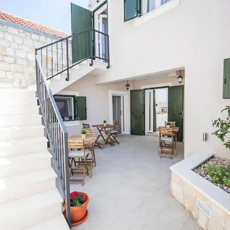 Zlatin Dvor - For 3, Terrace, Center, At 5-min, Bike Friendly Apartment Trogir