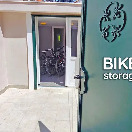 Zlatin Dvor - For 3, Terrace, Center, At 5-min, Bike Friendly Appartement *