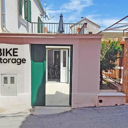 Appartement Zlatin Dvor - For 3, Terrace, Center, At 5-min, Bike Friendly Trogir